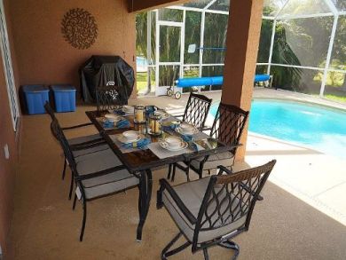 Outdoor Dining Table & Chairs